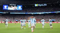 Pemain Argentina, Lautaro Martinez melakukan selebrasi setelah mencetak gol ke gawang Chili pada laga Grup A Copa America 2024 di MetLife Stadium, East Rutherford, New Jersey, Rabu (26/06/2024) WIB. (AFP/Charly Triballeau)