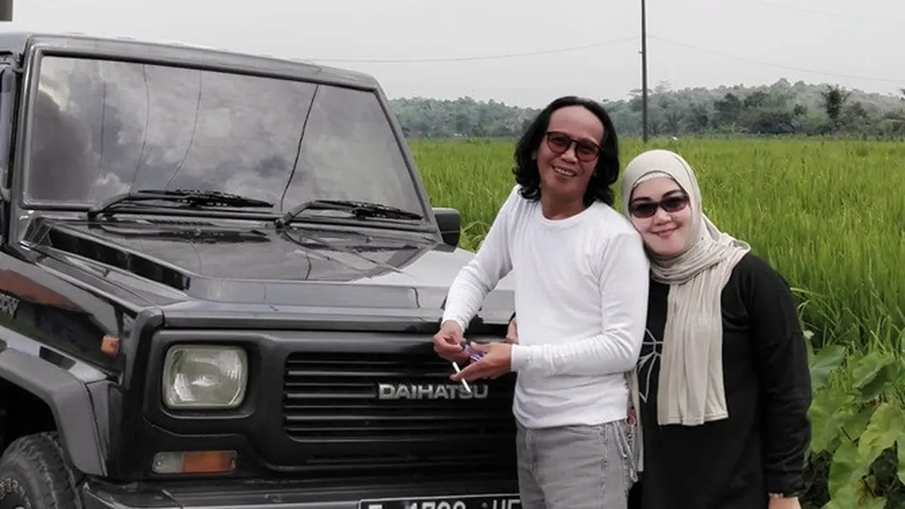 Potret mesra Mandra dan istri