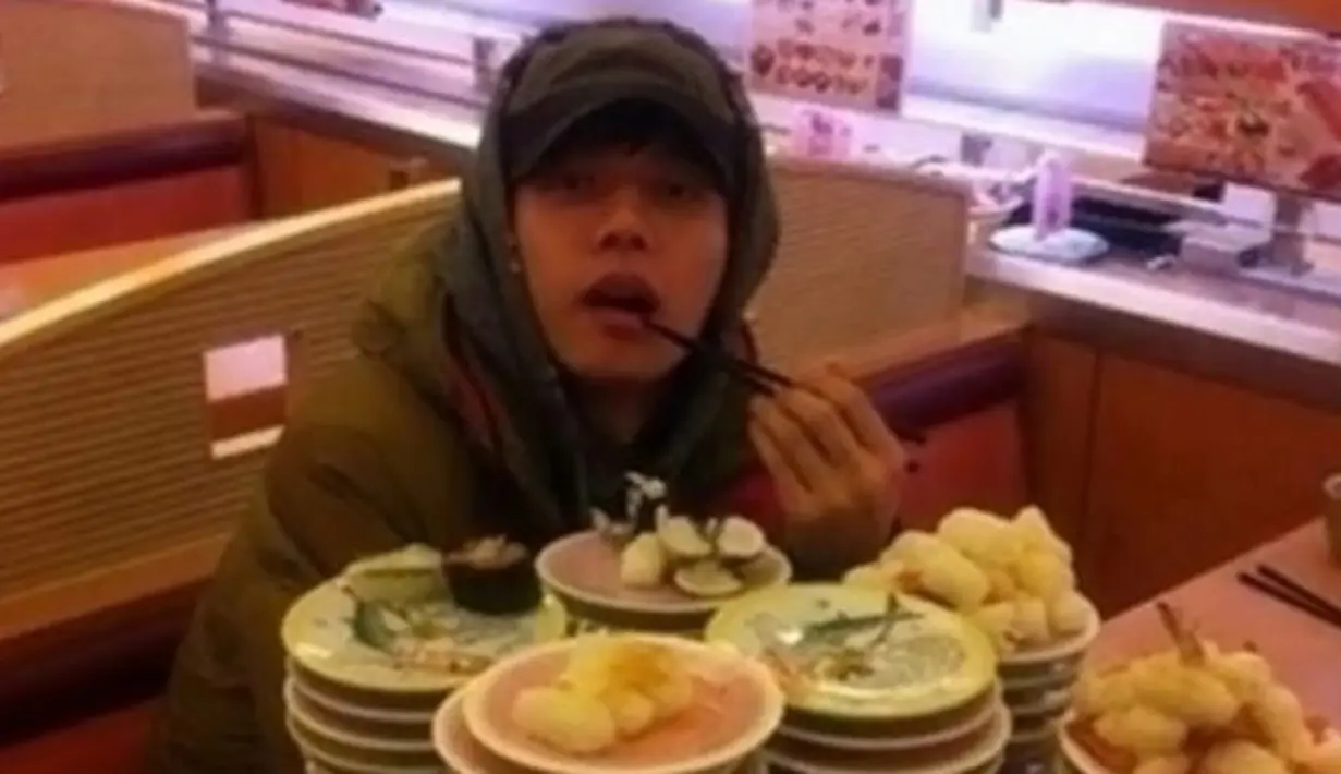 Dibalik badannya yang ramping, ternyata Park Hae Jin merupakan sosok pecinta makanan. Foto dirinya dengan tumpukan piring pun beredar luas di internet. (Foto: Soompi.com)