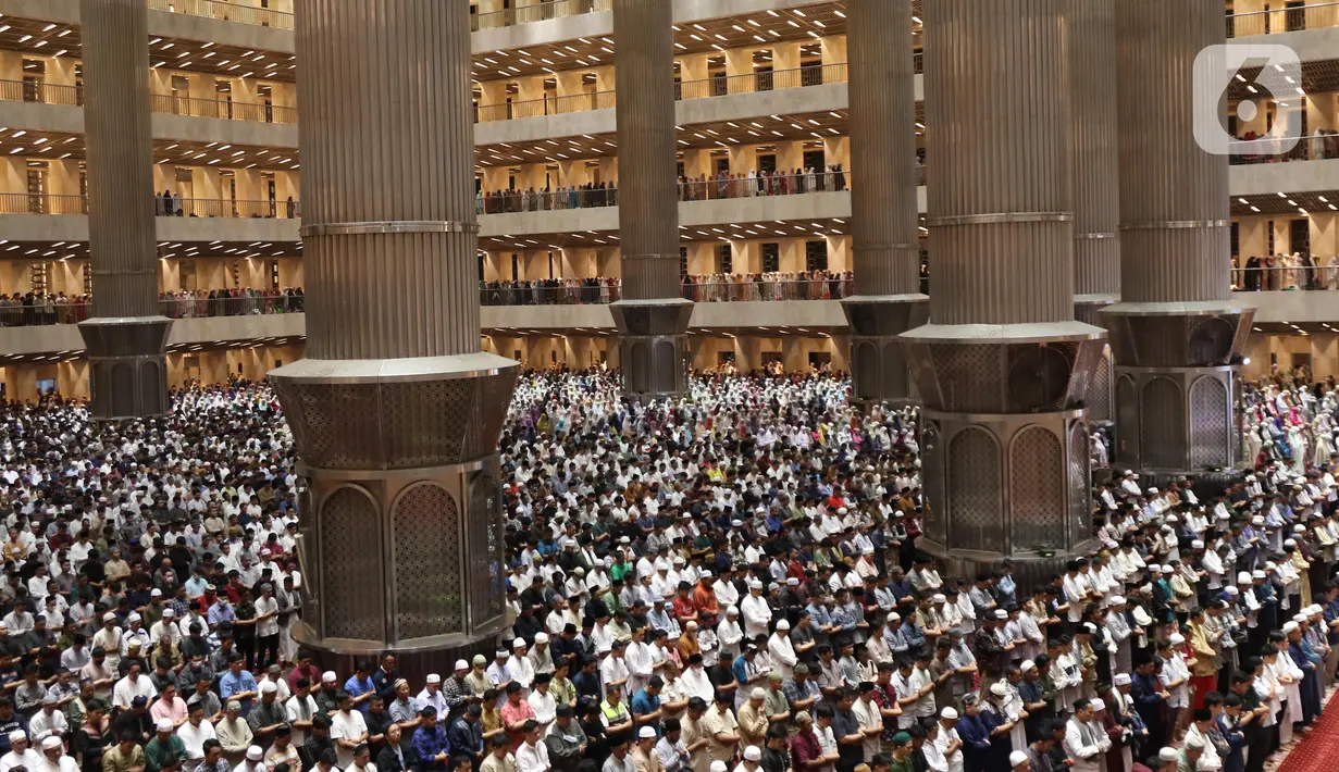 Malam pertama Ramadhan 1444 H, Masjid Istiqlal dipenuhi umat muslim yang akan melaksanakan salat tarawih berjamaah. (Liputan6.com/Helmi Fithriansyah)