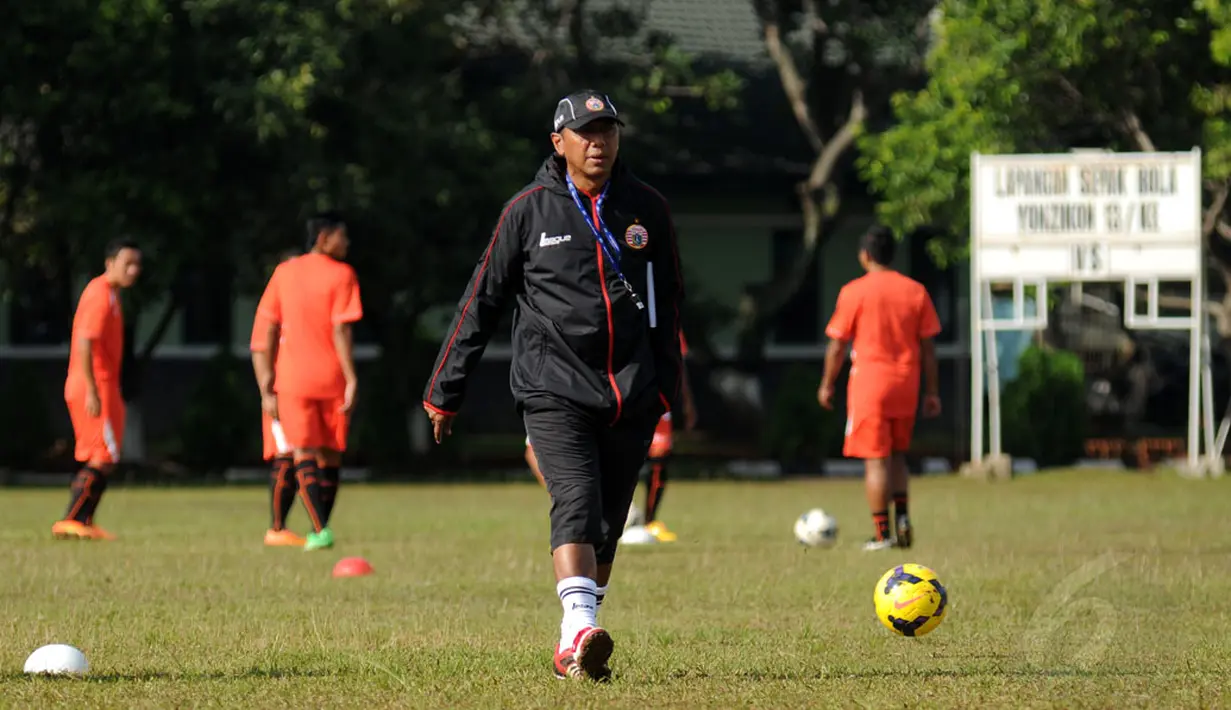 Pelatih Persija Jakarta, Rahmad Darmawan memimpin langsung sesi latihan terbuka yang digelar di lapangan Yon Zikon 13/KE, Jakarta, (23/22/2014). (Liputan6.com/Helmi Fithriansyah)