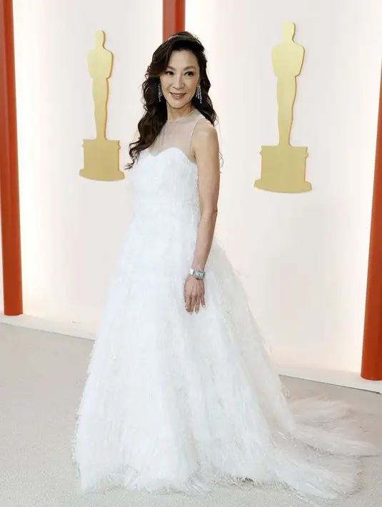 Michelle Yeoh menjadi perempuan Asia pertama yang berhasil membawa pulang piala Oscar 2023 untuk kategori Best Actress. Menghadiri gelaran Academy Awards yang ke 95 ini, Michelle Yeoh memilih menghadirkan bridal look dengan mengenakan gaun tanpa lengan dari Dior Haute Couture yang klasik memesona. Foto: Instagram.