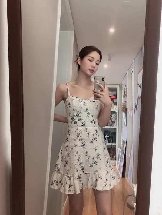 Lee Da In juga beberapa kali mengunggah foto mirror selfie di akun Instagram. Wanita 30 tahun ini juga selalu terlihat menawan dalam busana kasual. (Liputan6.com/IG/@xx__dain)