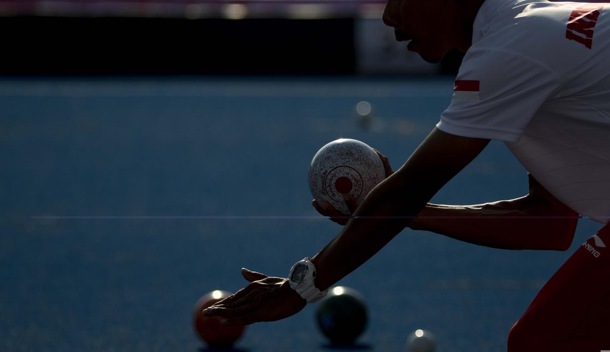 Kacung atlet Lawnball Indonesia bertanding di nomor B2 Open Single's pada Asian Para Games 2018 di Stadion Hockey, Gelora Bung Karno Jakarta, Senin (8/10/2018).  (Bola.com/Peksi Cahyo)
