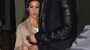 Sejak keluar dari dalam bar yang terletak di Los Angeles, Quincy dan Kourtney terlihat sangat akrab. (dailymail/Bintang.com)