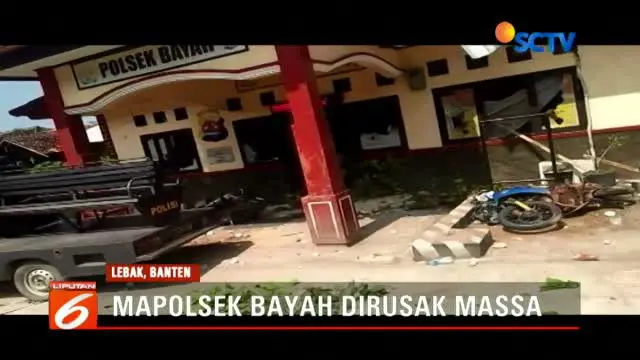 Ratusan warga Kecamatan Bayah, Kabupaten Lebak, Banten, menyerbu Mapolsek Bayah dan merusak aset milik Polsek. Dari keterangan yang diperoleh, amukan massa diawali penangkapan seorang nelayan.