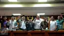 MKD berfoto bersama usai menggelar sidang Pelanggaran Etik, Jakarta, Rabu (16/12/2015). Hasil sidang MKD, Setya Novanto mengeluarkan surat pengunduran diri dari Ketua DPR. (Liputan6.com/Johan Tallo)
