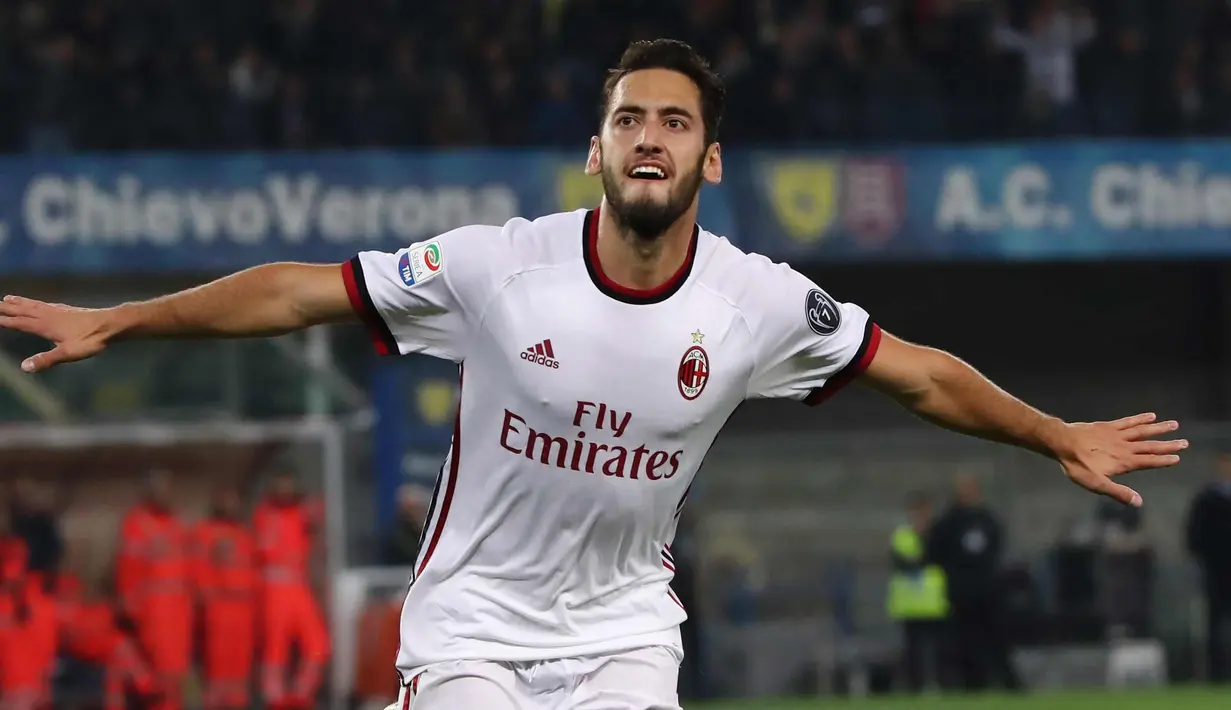 Gelandang AC Milan, Hakan Calhanoglu melakukan selebrasi usai mencetak gol ke gawang ChievoVerona pada lanjutan Liga Serie A Italia di stadion Bentegodi di Verona, Italia,(25/10). Milan menang telak 4-1. (Filippo Venezia / ANSA via AP)