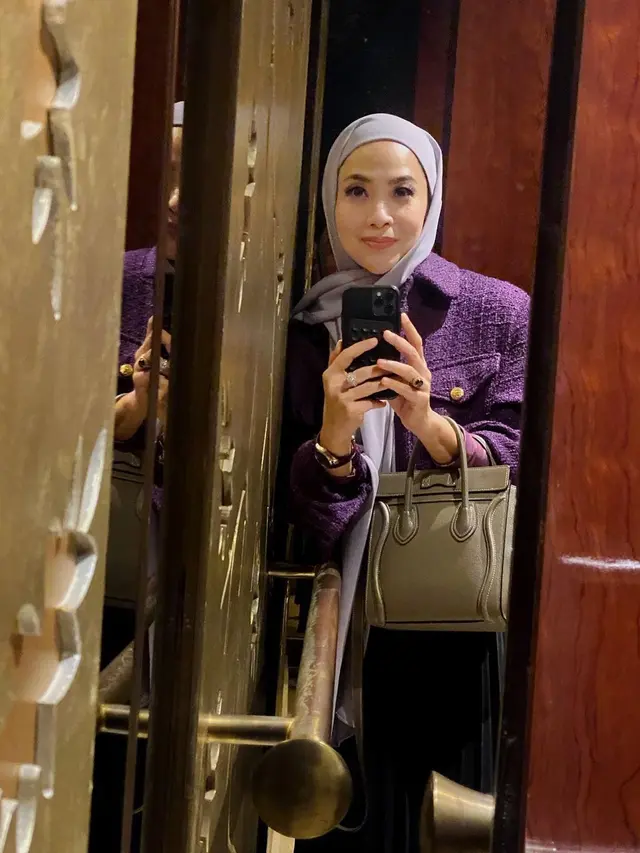 Usai Jalani Umroh, Ini Potret Feni Rose yang Menawan dengan Pakai Hijab