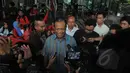 Mantan Gubernur Provinsi Papua, Barnabas Suebu memberi keterangan usai menjalani pemeriksaan di KPK, Jakarta, Kamis (12/2/2015). (Liputan6.com/Herman Zakharia) 