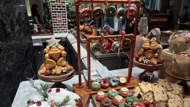 Berbagai dessert di Hotel Indonesia Kempinski Jakarta saat rayakan Natal. Dok. Anisha/Fimela