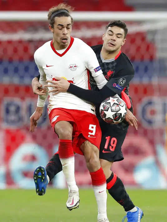 Pemain Liverpool Ozan Kabak (kanan) memperebutkan bola dengan pemain RB Leipzig Yussuf Poulsen pada leg pertama babak 16 besar Liga Champions di Stadion Ferenc Puskas, Budapest, Hungaria, Selasa (16/2/2021). Liverpool menang 2-0. (AP Photo/Laszlo Balogh)