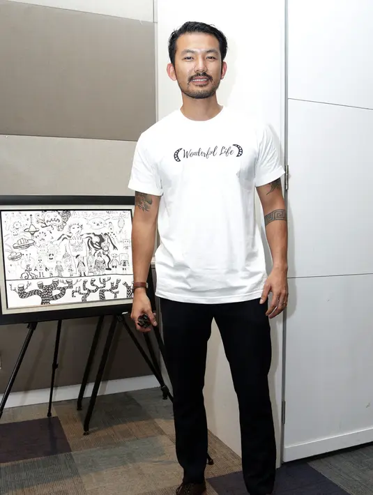 "Ini menarik karena film parenting seperti ini belum ada di Indonesia. Film ini disutradarai oleh mas Agus, dan luar biasa sekali. Ada penggabungan film drama dan permainan grafis, jadi seperti road movie juga," tutur Rio Dewanto(Deki Prayoga/Bintang.com)