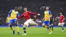 Pemain Manchester United Cristiano Ronaldo melakukan tembakan saat melawan Southampton pada pertandingan sepak bola Liga Inggris di Stadion Old Trafford, Manchester, Inggris, 12 Februari 2022. Pertandingan berakhir dengan skor 1-1. (AP Photo/Jon Super)