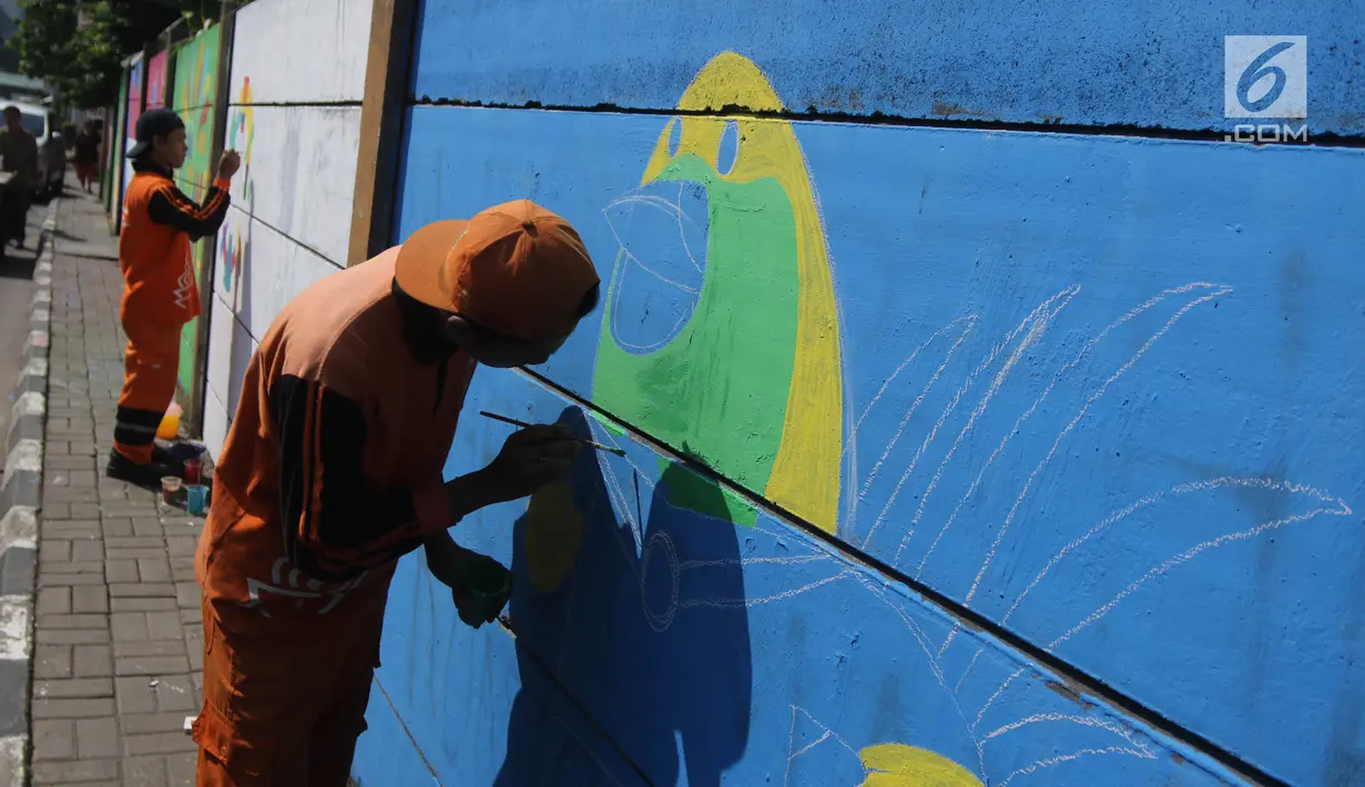 Petugas PPSU Kelurahan Kuningan Timur membuat lukisan mural bertema Asian Games 2018 di Jalan Perintis, Jakarta, Kamis (5/7). Mural tersebut untuk menyambut dan memeriahkan pelaksanaan Asian Games 2018. (Liputan6.com/Arya Manggala)