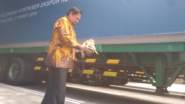 Menperin Airlangga Hartarto  dalam acara 'Peresmian Pelepasan Kontainer Ekspor Ke-3.000 PT Bayer Indonesia,' di Jakarta, Rabu(27/3/2019). Dok Merdeka.com/Wilfridus Setu Umbu