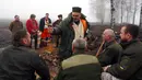 Seorang pendeta memberkati tentara Garda Nasional Ukraina saat memperingati Natal dekat perbatasan Rusia di Kharkiv, Ukraina, 24 Desember 2022. Pasukan pertahanan Ukraina telah memukul mundur serangan Rusia dekat 19 permukiman di wilayah seperti Sumy, Kharkiv, Donetsk, dan Luhansk selama beberapa hari terakhir. (AP Photo/Andrii Marienko)
