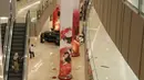 Sejumlah foto bergambar model bernuansa Imlek menghiasi salah satu sudut Senayan City, Jakarta, Jumat (5/2/2016). Senayan City menyambut perayaan Tahun Baru Cina (Imlek) dengan tema Lunar New Year "Oriental Red". (Liputan6.com/Herman Zakharia)