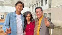 Di balik layar sinetron, Anwar Fuady kerap membagikan potretnya bersama dengan Afifah dan juga Harris Vriza. Seperti dalam foto ini, aktor senior berusia 75 tahun tersebut terlihat begitu akrab dengan para artis muda. Bukan hanya berfoto, mereka juga kerap membuat video bareng. (Liputan6.com/IG/@fuady_47)