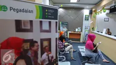Warga saat menunggu transaksi di pegadaian di Jakarta, Rabu (29/6). Transaksi gadai di kalangan masyarakat diprediksi akan terus alami peningkatan selama bulan Ramadan hingga Juli. (Liputan6.com/Angga Yuniar)