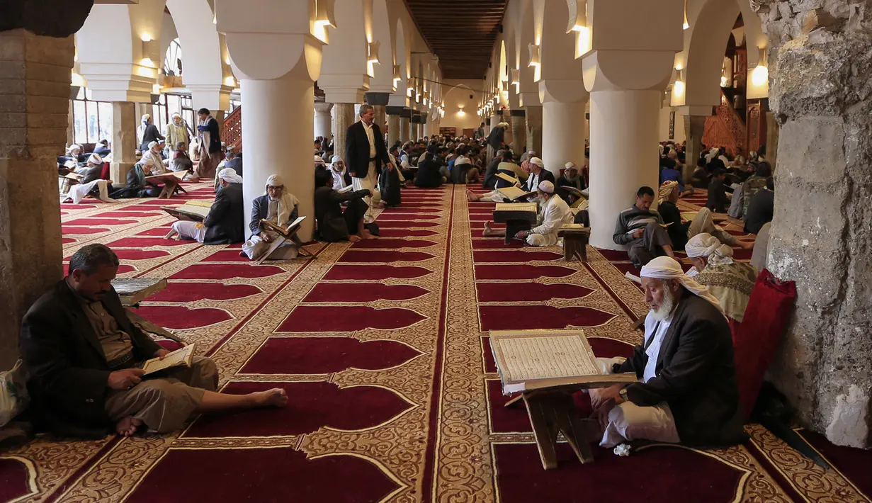 Suasana saat para pria membaca Al-Quran selama bulan Ramadan di Masjid Agung Sanaa, Yaman, Minggu (26/4/2020). Masjid Agung Sanaa merupakan salah satu masjid pertama yang dibangun atas perintah Nabi Muhammad SAW. (Mohammed HUWAIS/AFP)