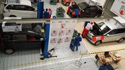 Sejumlah peserta menjalani tes perbaikan mobil dalam  kontes mekanik di Sunter, Jakarta Utara, Sabtu(12/1). Kontes ini diikuti 12 mekanik yang disaring dari 50  bengkel binaan Yayasan Dharma Bhakti Astra (YDBA). (Liputan6.com/HO/Eko)