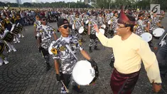 Menhub Budi Karya Sumadi bergoyang mengikuti irama musik pemain marching band acara puncak Hari Perhubungan Nasional di Lapangan Silang Monas, Jakarta, Minggu (17/9). Menhub Budi terlihat mengenakan baju khas Palembang. (Liputan6.com/Immanuel Antonius)
