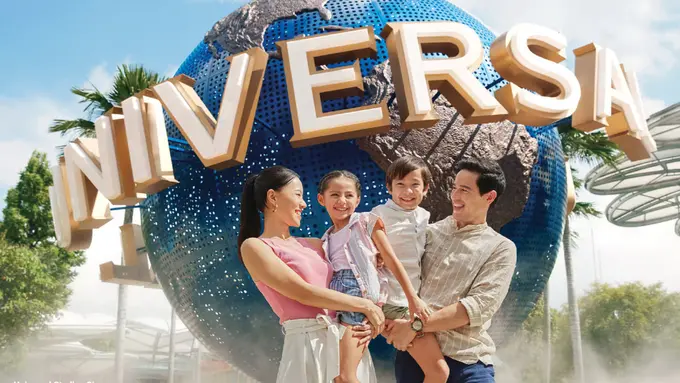 Sebuah keluarga sedang berfoto di depan Universal Studios Singapore (Foto Dok: Resort World Sentosa)