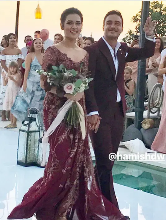 Lembayung senja di tepi pantai menjadi latar belakang acara tersebut dan membuat suasana semakin romantis dan khidmat. Konsep resepsi mereka saat itu sepertinya mengadopsi dari gaya Western.  (Instagram/_yourraisa)