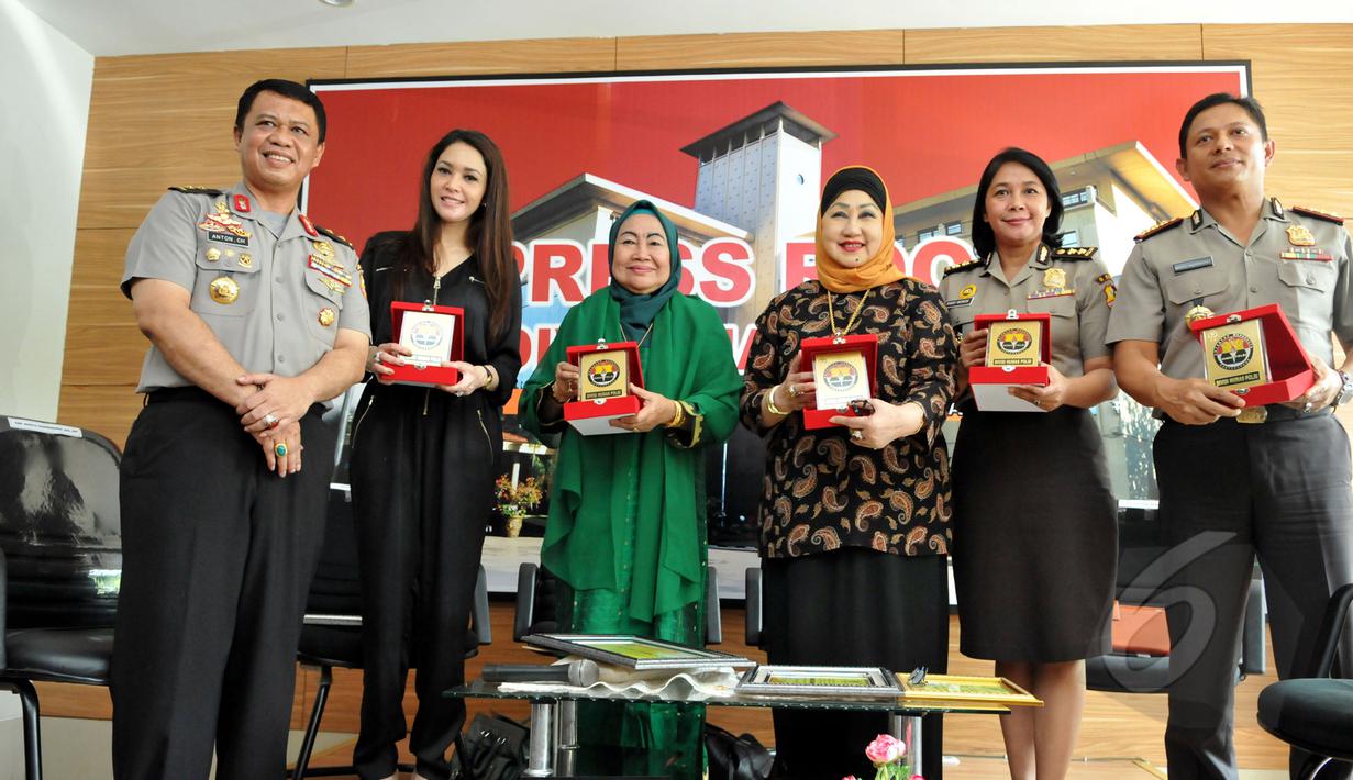 Maia Estianty (kedua kiri) dan Dewi Motik (ketiga kanan) usai menjadi narasumber dalam diskusi bertajuk "Prostitusi Artis" yang digelar Divisi Humas Mabes Polri, Jakarta, Selasa (12/5/2015). (Liputan6.com/Panji Diksana)
