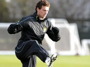 Manchester City's Elano attends a training session at their Carrington training ground ,Manchester, on December 2, 2008, on the eve their UEFA Cup group A match against Paris Saint-Germain. AFP PHOTO/ANDREW YATES