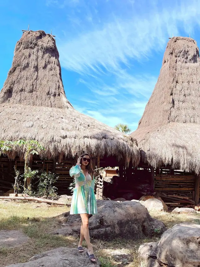 7 Potret Liburan Yasmin Wildblood dan Keluarga di Sumba, Seru Banget