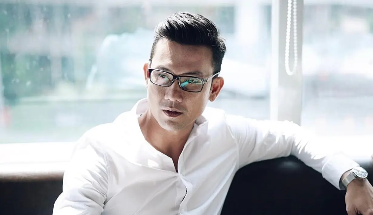 Meski bukan mengenakan kacamata hitam, gaya kasual Denny Sumargo dengan pakaian kasual ini menjadi sorotan netizen. Ia pun terlihat sangat serius dalam balutan pakaian kasual dan kacamata. (Liputan6.com/IG/@sumargodenny)