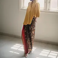Untuk outfit kondangan sederhana, Binhpuse memadukan Tumeric Gold Blouse dengan kain batik. Menampilkan siluet yang elegan dan kecantikan yang eksotis dalam satu tampilan. (instagram/binhouse_official)