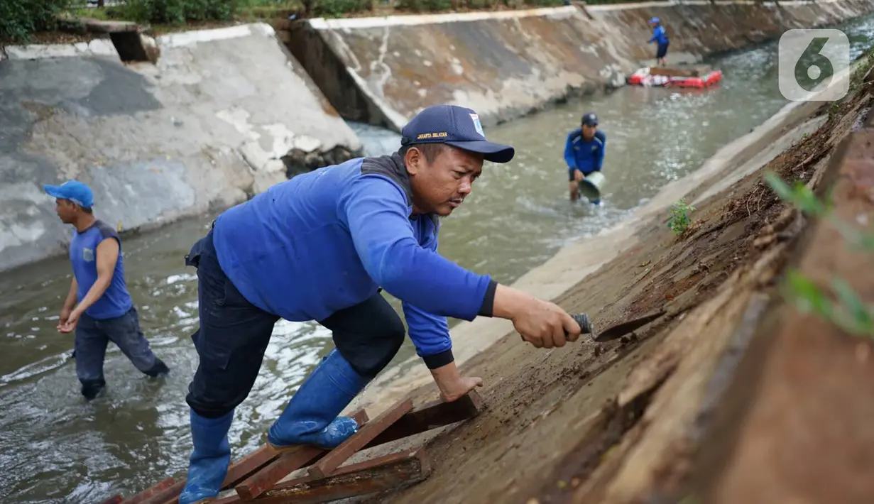 Aktivitas pekerja saat menyemen dinding turap Kali Baru Barat di kawasan Manggarai, Jakarta, Kamis (14/11/2019). Hal tersebut dilakukan sebagai bentuk perawatan rutin untuk mencegah kelongsoran turap menjelang musim hujan. (Liputan6.com/Immanuel Antonius)