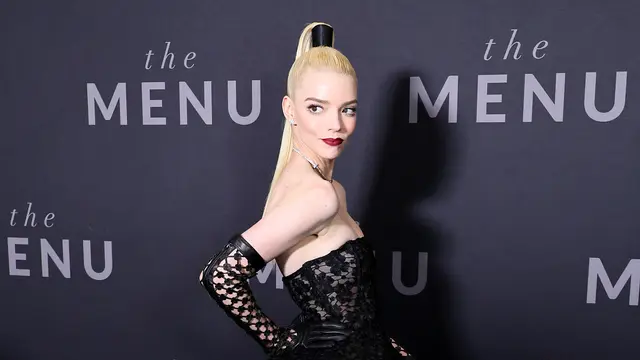 Pesona Anya Taylor-Joy dalam Balutan Gaun Hitam, Tampil Memukau