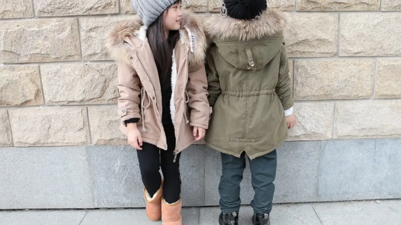10 Inspirasi Bergaya Pakai Jaket Parka untuk Anak-anak
