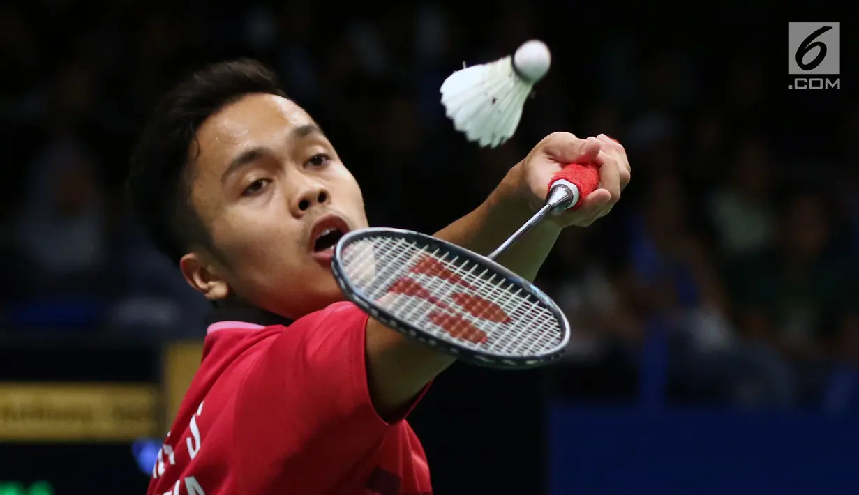 Tunggal Putra Indonesia, Anthony Sinisuka Ginting berusaha mengembalikan kok ke arah Prannoy H. S (India) di putaran pertama Indonesia Open 2017, Jakarta, Rabu (14/6). Anthony kalah 13-21, 18-21. (Liputan6.com/Helmi Fithriansyah)