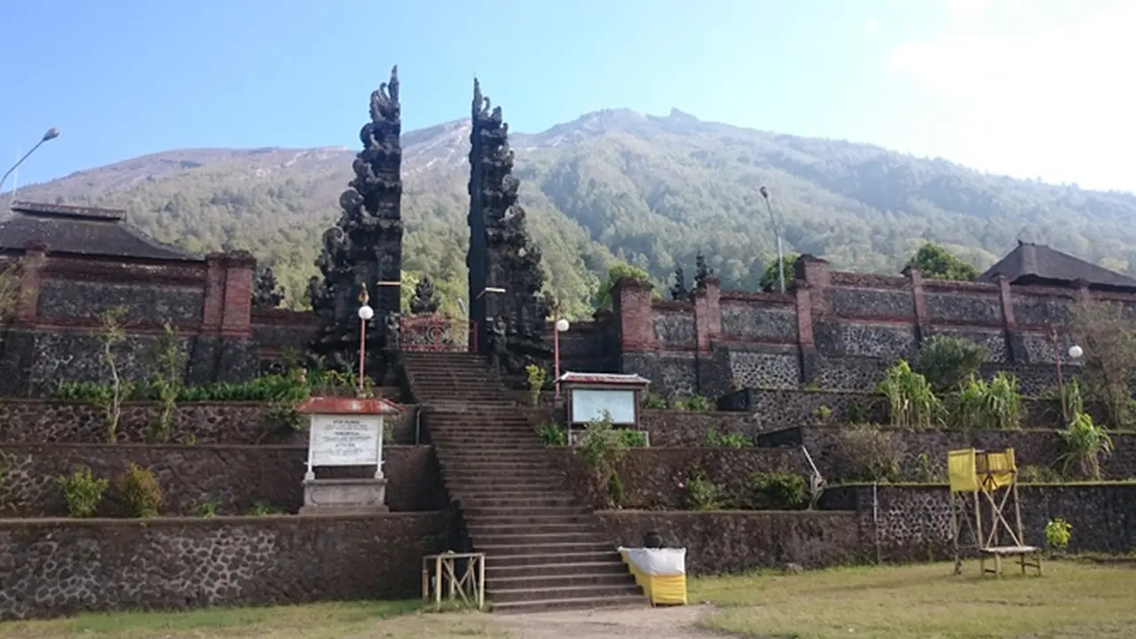Backpacker kece mendaki gunung suci gunung agung bali