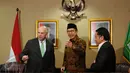 Menteri Agama Lukman Hakim Saifuddin (tengah) saat menerima Dubes Amerika Serikat untuk Indonesia, Joseph R Donovan di Kemenag, Jakarta, Selasa (7/2). Kunjungan tersebut untuk memperbanyak kerjasama di bidang pendidikan. (Liputan6.com/Helmi Fithriansyah)