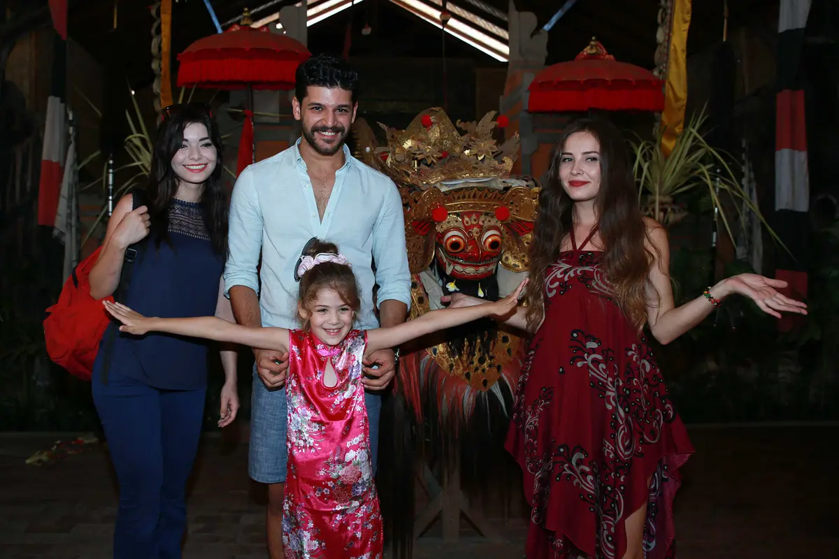[Bintang] Gultin Tuncok, Isabella Damla Guvenilir, Emre Kıvılcım, Selin Sezgin 