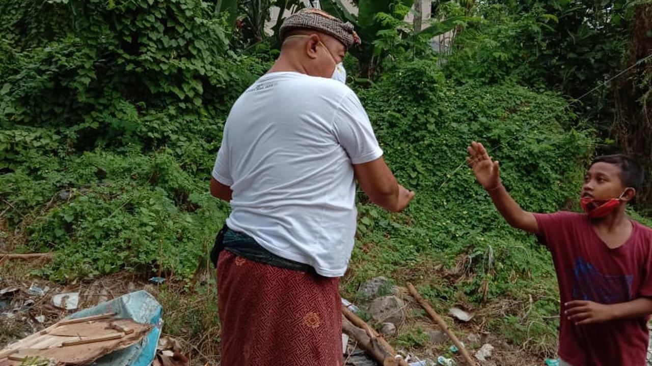 Penertiban warga yang tengah bermain layang-layang di areal Bandara I Gusti Ngurah Rai, Bali