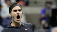 Petenis Swiss, Roger Federer berselebrasi usai pukulan bolanya masuk saat berhadapan dengan Petenis AS, Frances Tiafoe pada turnamen tenis AS Terbuka 2017 di New York (29/8).  Federer menang 4-6, 6-2, 6-1, 1-6, 6-4. (AP Photo/Julio Cortez)
