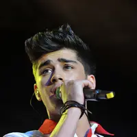 Zayn Malik telah menjalin kasih dengan Perrie Edwards semenjak 3 tahun silam. Pasangan ini pun telah bertunangan pada tahun 2013 lalu. (Bintang/EPA)