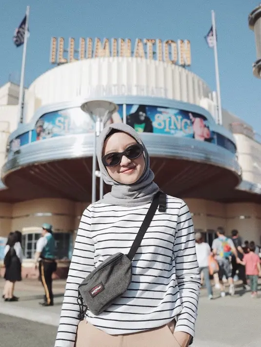 Jalan-jalan ke Universal Studios Jepang, istri Paul Andre Partohap ini kenakan kaus motif stripes dipadukan dengan celana berwarna cokelat. Selain untuk mendukung penampilannya jadi makin menarik, kacamata hitam yang dikenakan oleh YouTuber kelahiran Palembang ini tentunya melindungi matanya dari sinar matahari langsung. (Liputan6.com/IG/@gitasav)