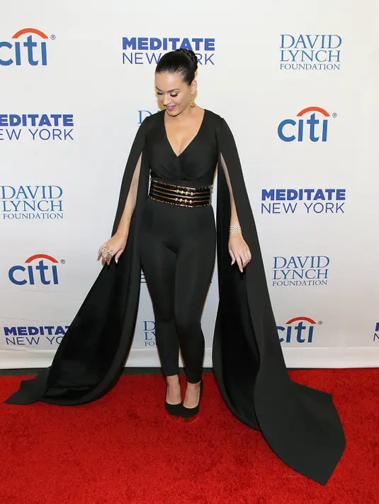 Dalam aksi kampanyenya, Katy Perrie melakukan aksi yang cukup menantang. Mendukung Hillary Clinton saat itu, Katy mengunggah sebuah video sedang menggunakan hak suaranya sambil telanjang bugil.  (AFP/Bintang.com)