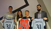 Bastian Schweinsteiger tukar kostum dengan pemain Chicago Bulls, Paul Zipser dan Nikola Mirotic (Instagram)
