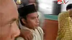 Walau terdakwa sudah divonis mati, keluarga korban masih marah. Mereka mengejar terdakwa sampai ke mobil tahanan. 