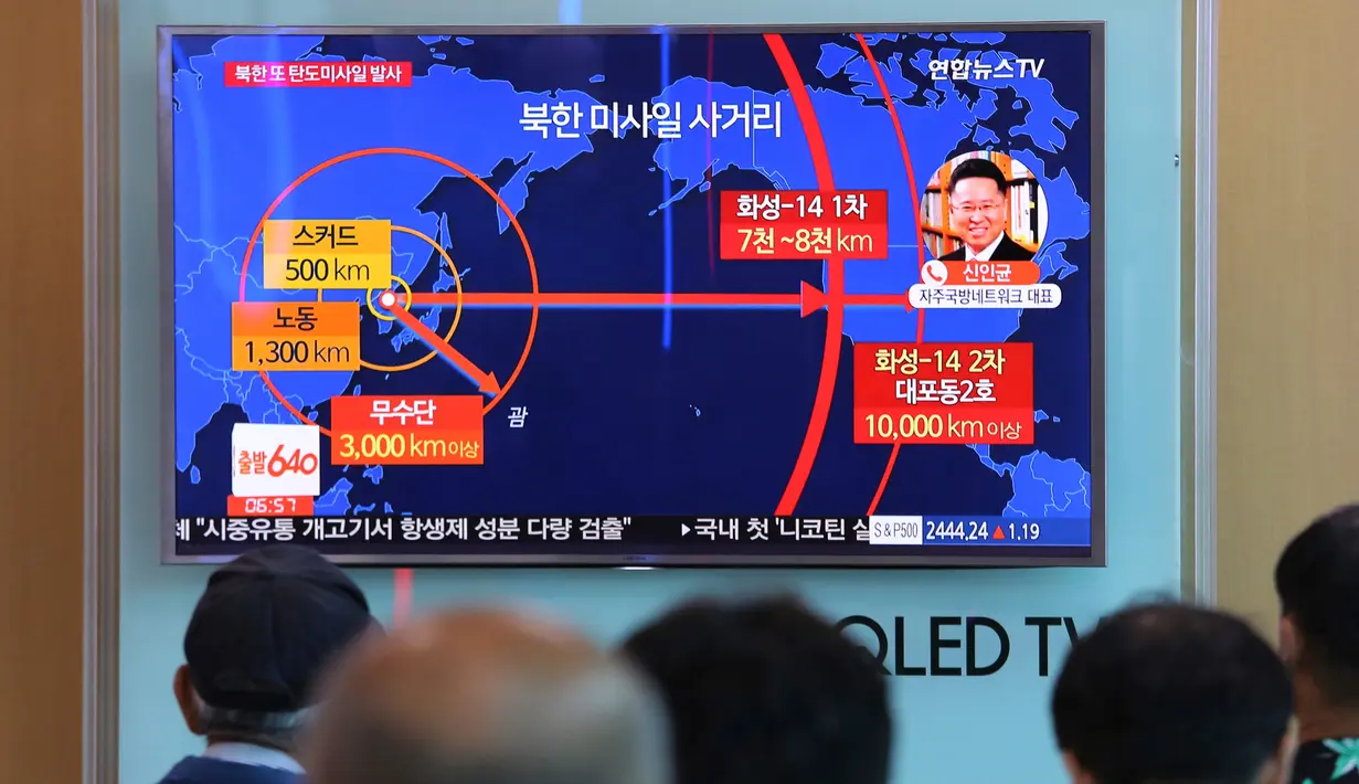 Warga Korea Selatan menonton berita TV yang melaporkan peluncuran rudal Korea Utara di Stasiun Kereta Seoul, Selasa (29/8). Korut menembakkan satu rudal balistik melewati pulau Hokaido sebelum akhirnya jatuh di Samudera Pasifik. (AP/Ahn Young-joon)