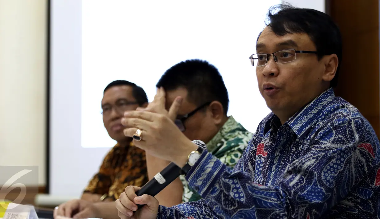 Kepala Badan POM,  Roy Sparringa saat mengklarifikasi produk Sido Muncul yang diberi label 'Prop 65 Warning' oleh Negara Bagian California, Jakarta, Kamis (14/8/2015). BPOM menyatakan produk Tolak Angin aman dikonsumsi. (Liputan6.com/Yoppy Renato)